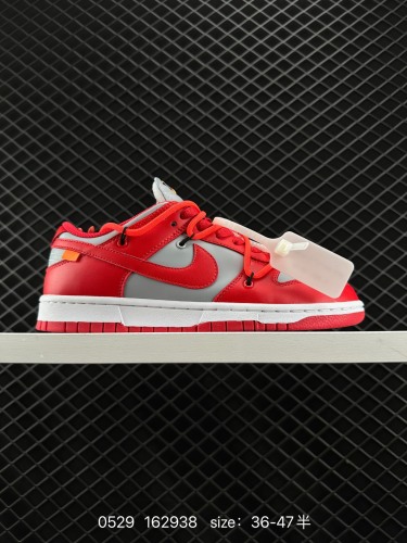 190 耐克Nike SB Zoom Dunk Low 板鞋 系列经典百搭休闲运动板鞋加厚鞋舌的填充，使舒适性大大提升，同时也更方便穿脱中底部分则加入了脚感柔软舒适ZoomAir气垫，有效吸收滑板等极