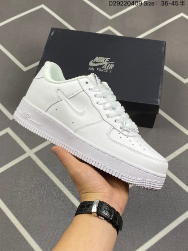 110耐克Nike Air Force 1 Low  空军一号低帮百搭休闲运动板鞋。柔软、弹性十足的缓震性能和出色的中底设计，横跨复古与现代的外型结合，造就出风靡全球三十多年的Force 1。
