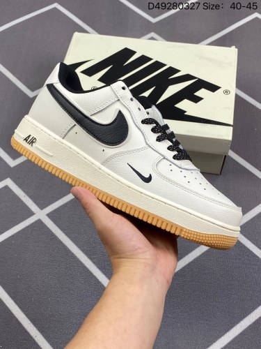 140耐克Nike Air Force 1 Low  空军一号 AF1 低帮百搭休闲运动板鞋。柔软、弹性十足的缓震性能和出色的中底设计，横跨复古与现代的外型结合，造就出风靡全球三十多年的Force