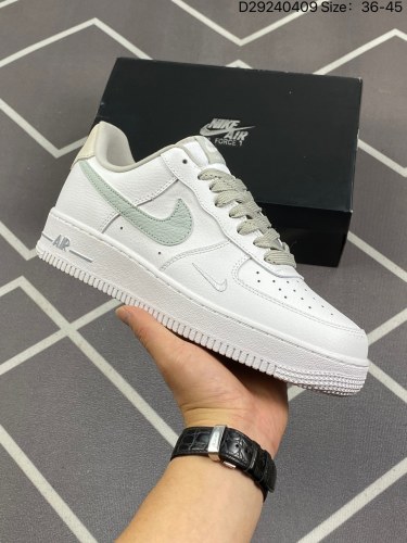 120Air Force 1´07 Low 空军一号低帮百搭休闲运动板鞋 CW2288-111 柔软、弹性十足的缓震性能和出色的中底设计 横跨复古与现代的外型结合 造就出风靡全球三十多年的Forc