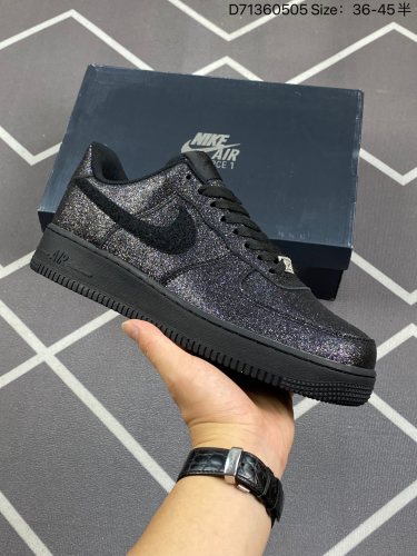 180耐克Nike Air Force 1 Low’07 炫彩配色  空军一号低帮百搭休闲运动板鞋。柔软、弹性十足的缓震性能和出色的中底设计，横跨复古与现代的外型结合，造就出风靡全球三十多年的Fo