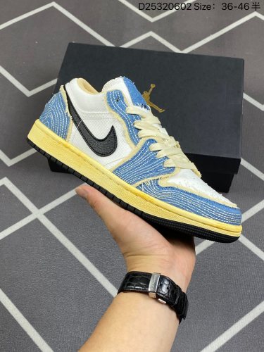 160Air Jordan 1 Low 低帮 刺子绣白蓝黑 AJ1 乔丹1代 aj1 乔1 低邦 做旧刺子绣 乔丹篮球鞋系列 整双鞋以白色为主调，辅以单宁蓝色、黑色点缀，视觉效果简约却不简单。鞋身