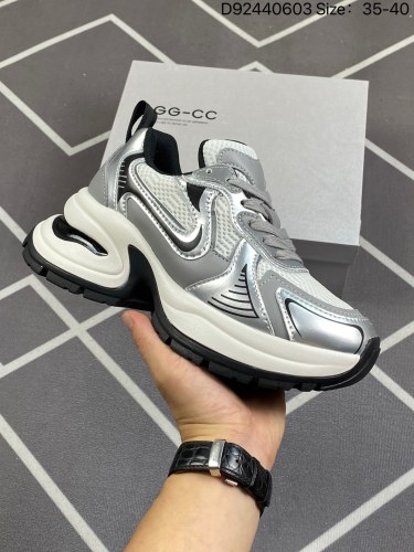 220公司级✅GG-CC 复古单品重新审视经典，为当代女性提供通用于各种场合的鞋履。我们对”经典“的理解是那些跨文化，跨地域，经时间的筛滤，依然具有生命力且有着持续影响力的事物。我们在原材料、舒适