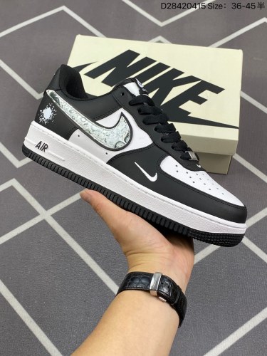 210✅耐克Nike Air Force 1 Low  空军一号低帮百搭休闲运动板鞋。柔软、弹性十足的缓震性能和出色的中底设计，横跨复古与现代的外型结合，造就出风靡全球三十多年的Force 1。