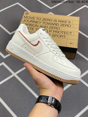 90耐克Nike Air Force 1 Low  空军一号低帮百搭休闲运动板鞋。柔软、弹性十足的缓震性能和出色的中底设计，横跨复古与现代的外型结合，造就出风靡全球三十多年的Force 1。货号：