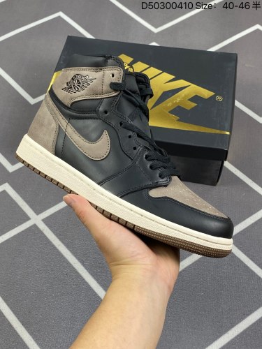 150Air Jordan 1 High OG Green Glow 高帮 黑绿色 AJ1 乔丹1代 aj1 乔1 高邦 黑白绿 黑薄荷绿 男女同款 乔丹篮球鞋系列 整双鞋采用黑、白、绿三色打造，