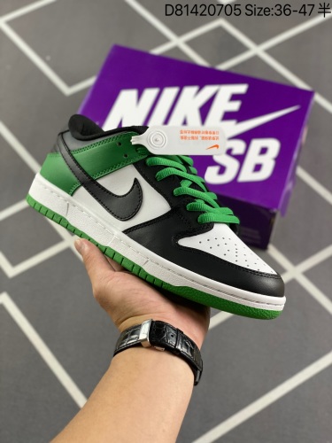 210 史诗级NK SB Dunk Low “Classic Green” 黑绿脚趾黑脚趾黑色的轮廓包围了白色的鞋头和鞋身，后跟两侧至最后两个鞋带孔的位置使用绿色进行搭配。绿色的鞋带、鞋舌 Log