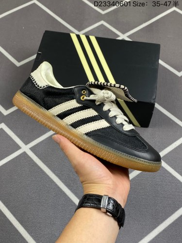 170Adidas originals Samba 阿迪达斯 低帮 联名黑白马毛长鞋舌 桑巴低邦运动休闲鞋男女同款 此鞋款整体以黑色为主，鞋面采用黑色马毛打造，T字形鞋头选用黑色皮革材质呈现，鞋身