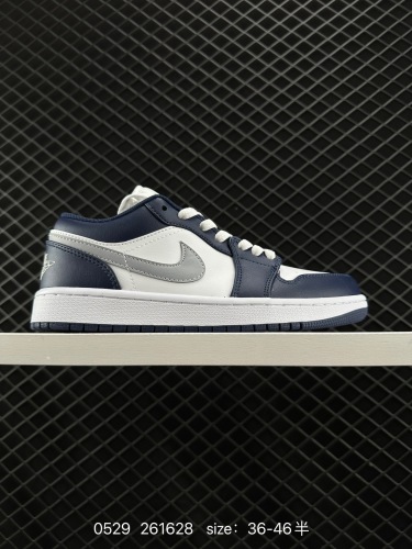 140 耐克 乔丹Air Jordan 1 Low AJ1 乔1 乔丹1代aj1 低帮复古文化休闲运动篮球鞋。该鞋款从 1985 年元年款汲取设计灵感，焕新演绎简约经典外观，让人感到熟悉的同时又颇具新