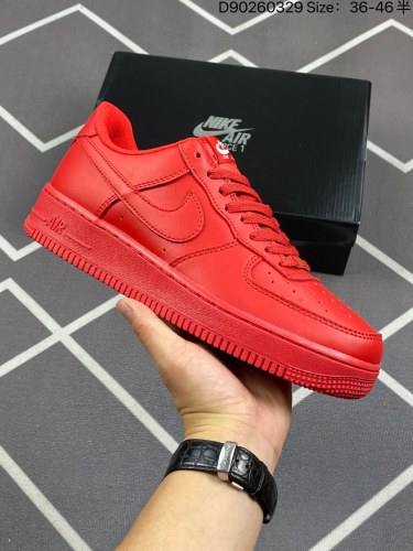 130 Air Force 1  空军 低帮系列 魔力红配色！著名“Red October”主题压阵的NIKE带来这款全红头层皮打造的Air Force 1 Low，同样纯红色呈现，而对于30年来