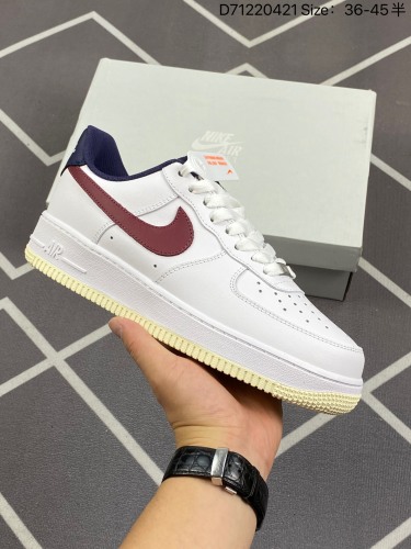 110耐克Nike Air Force 1 Low  空军一号低帮百搭休闲运动板鞋。柔软、弹性十足的缓震性能和出色的中底设计，横跨复古与现代的外型结合，造就出风靡全球三十多年的Force 1。