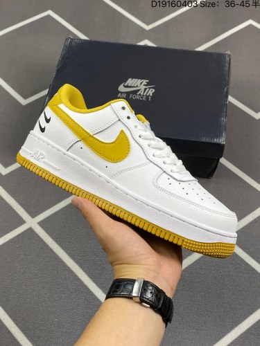80耐克 Nike Air Force 1 '07 Low 空军一号含气垫 低帮百搭厚底增高休闲运动板鞋。柔软、弹性十足的缓震性能和出色的中底设计，横跨复古与现代的外型结合，造就出风靡全球三十多年