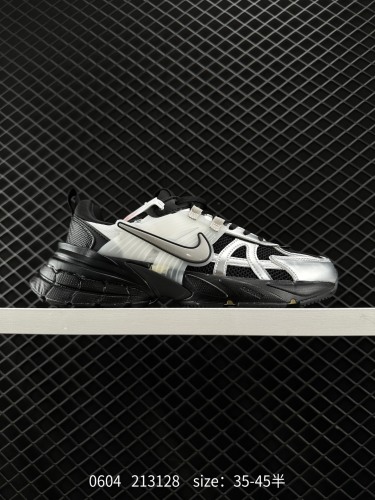 140 ✅耐克NIKE V2K RUN跑步鞋复古风潮 网面透气运动鞋 灰银紧致的鞋面材质提供良好的包裹性鞋侧 Swoosh以及鞋头部分搭配增添不少亮点的镀铬细节鞋垫上印有Bill Bowerman头像