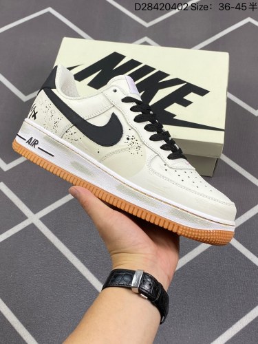 210 耐克Nike Air Force 1 Low  空军一号低帮百搭休闲运动板鞋。柔软、弹性十足的缓震性能和出色的中底设计，横跨复古与现代的外型结合，造就出风靡全球三十多年的Force 1。货