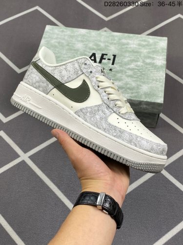 130公司级✅耐克Nike Air Force 1 Low  空军一号低帮百搭休闲运动板鞋。柔软、弹性十足的缓震性能和出色的中底设计，横跨复古与现代的外型结合，造就出风靡全球三十多年的Force
