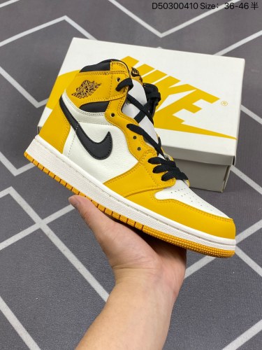150Air Jordan 1 High OG Yellow Ochre 高帮 白黄脚趾 AJ1 乔丹1代 aj1 乔1 高邦 土黄 乔丹篮球鞋系列 鞋身采用了黄色、黑色和白色的组合，鞋面采用白色