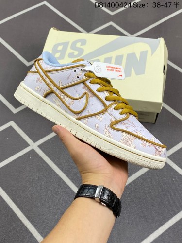 200  Nk SB Dunk Low Premium Pastoral Print 田园印花 SB低帮休闲板鞋 FN5880-001#配色整体布满印花元素像树林、云朵、房屋等，为大家描绘出乡村美