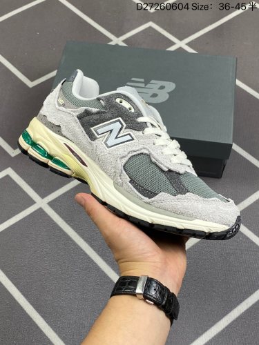 130新百伦 New Balance 2002R 跑鞋·男女运动鞋 潮老爹鞋。沿袭了面世之初的经典科技，以 ENCAP 中底配以升级版 N-ERGY 缓震物料。鞋面则采用特色的柔软麂皮搭以 New