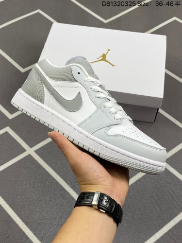 160耐克 乔丹Air Jordan 1 Low AJ1 乔1 乔丹1代aj1 低帮复古文化休闲运动篮球鞋。该鞋款从 1985 年元年款汲取设计灵感，焕新演绎简约经典外观，让人感到熟悉的同时又颇具