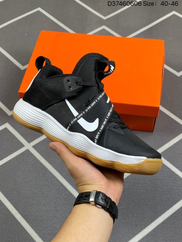 230NIKE React HyperSet 轻便平衡低帮训练运动鞋HyperSet系列可为您在室内球场上打篮球，排球，羽毛球和其他运动提供出色的牵引力。耐用的鞋底可帮助您全速进攻，提升并着陆。横