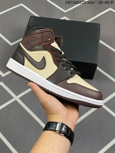 170Air Jordan AJ1 Mid 中帮 FZ4359-200 原厂内置全掌气垫 A模大底 头层小牛皮 鞋舌AJ原厂专用牛津布+AJ专用反口珍珠布+原厂无杂质高弹内里海棉 特殊封边弹力鞋带