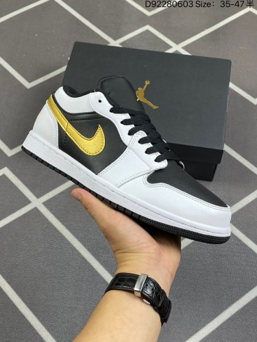140 Nike Air Jordan 1 Low AJ1 乔1黑白金勾 低帮休闲板鞋 同步官方配色 原鞋原档案开发 原档冲孔鞋头 正确满胶鞋垫 四线拉帮 原厂织唛标 鞋舌高弹海绵填充。货号553