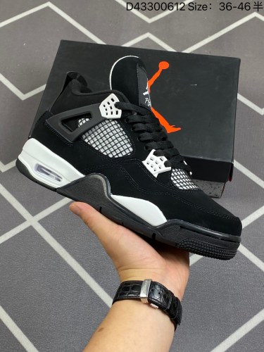 150Air Jordan 4 Retro White Thunder 白雷公 AJ4 乔丹4代 aj4 乔4 黑白熊猫 乔丹篮球鞋系列 鞋身采用黑色麂皮作为主底色，辅以白色细节点缀，呈现出经典的