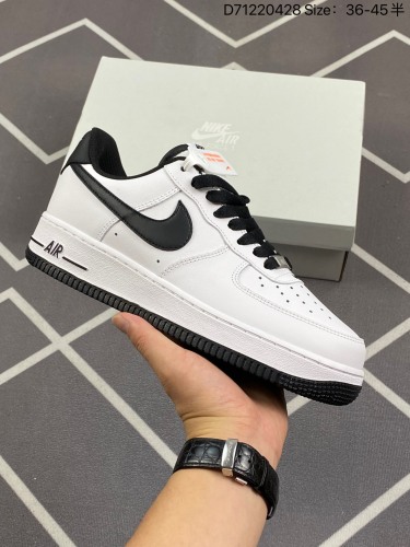 110耐克 Nike Air Force 1 '07 Low 空军一号含气垫 低帮百搭厚底增高休闲运动板鞋。柔软、弹性十足的缓震性能和出色的中底设计，横跨复古与现代的外型结合，造就出风靡全球三十多
