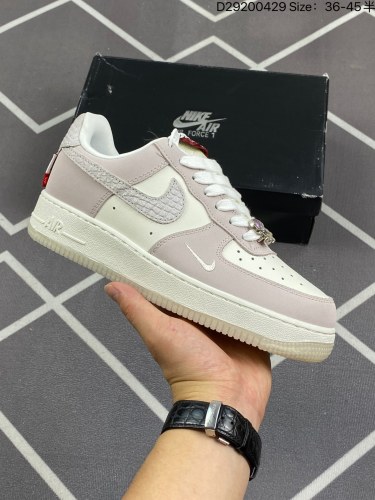 100公司级✅耐克Nike Air Force 1 Low  空军一号低帮百搭休闲运动板鞋。柔软、弹性十足的缓震性能和出色的中底设计，横跨复古与现代的外型结合，造就出风靡全球三十多年的Force
