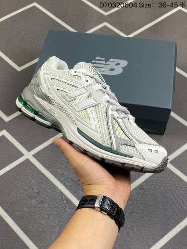 160New Balance 1906系列复古老爹风休闲运动慢跑鞋 M1906RGP #采用轻质牛剖革拼接透气网眼衬垫织物鞋面材质 T-Beam大底提供足步弓支撑，保持步态稳定 后跟搭载外露缓震胶