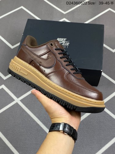 180空军一号Nike Air Force 1 GTX Boot 正式发布，以简洁的层次、大胆的细节以及恰到好处的反光细节,让OG篮球款型闪耀冬季街头。GORE-TEX内衬、线条粗旷的外底与可移除