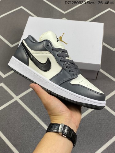 140耐克 乔丹Air Jordan 1 Low AJ1 乔1 乔丹1代aj1 低帮复古文化休闲运动篮球鞋。从1985 年面世的元年款汲取设计灵感，采用简洁大方的经典外观，熟悉中带一抹新颖。此款运