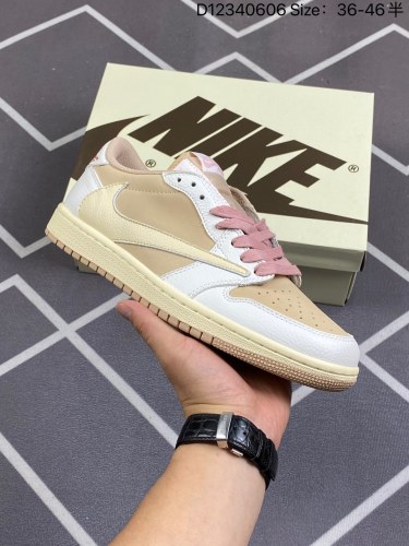 170Travis Scott x Air Jordan 1 Low倒勾低帮米棕全新的三方联名低帮倒钩鞋面延续了黑脚趾设计 点缀上Travis Scott 标志性的Logo完善极具Fragment