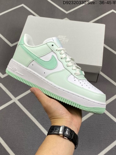 160 NK Air Force 1´07 Low 空军一号低帮百搭休闲运动板鞋 FZ4123-394 柔软、弹性十足的缓震性能和出色的中底设计 横跨复古与现代的外型结合 造就出风靡全球三十多年的