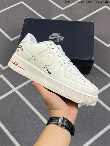 110耐克 Nike Air Force 1 '07 空军一号男女子运动鞋复古篮球鞋，巧妙结合复古美学和新潮魅力，旨在致敬 40 年来风靡世界的元年款篮球鞋。皮革鞋面，塑就能量满满的时尚外观，经久