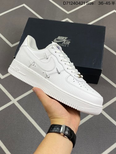 120Nike Air Force 1 Low 原厂冲刀皮料切割干净 无任何毛边 清洁度细节完美 做工细节全方位比对原鞋。原楦原纸板 打造纯正空军 专注外贸渠道 全掌内置蜂窝气垫 原盒配件 原厂中