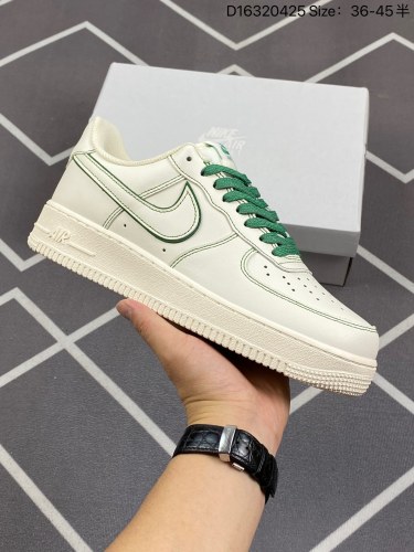 160耐克Nike Air Force 1 ’07 “兔八哥”白绿满天星 空军一号低帮百搭休闲运动板鞋。柔软、弹性十足的缓震性能和出色的中底设计，横跨复古与现代的外型结合，造就出风靡全球三十多年的