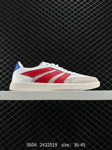 95 阿迪达斯ADIDAS PREDATOR FREESTYLE 复古单品展示了高质量的工艺 带有装饰的超锁缝制和无缝的手感 柔软、柔软的皮革造型和标志性的3条纹完成了精致的外观 正规合身鞋带 鞋面上