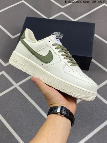 160耐克 Nike Air Force 1 ’07 空军一号低帮百搭休闲运动板鞋。柔软、弹性十足的缓震性能和出色的中底设计，横跨复古与现代的外型结合，造就出风靡全球三十多年的Force 1，直到