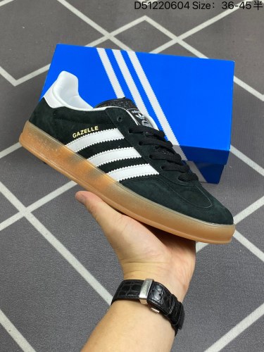110 阿迪达斯Adidas Originals Gazelle Indoor 三叶草复古防滑耐磨低帮板鞋 HO6259鞋款采用柔软的绒面革和耐用的皮革衬里融合在橡胶外底上！货号HO6259尺码3
