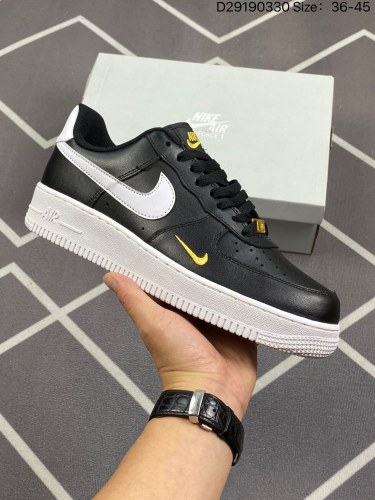 95耐克Nike Air Force 1 Low 空军一号低帮百搭休闲运动板鞋。柔软、弹性十足的缓震性能和出色的中底设计，横跨复古与现代的外型结合，造就出风靡全球三十多年的Force 1 尺码36