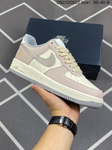 160耐克男女鞋 Nike Air Force 1 '07 LV8 空军一号运动鞋 AF1 时尚休闲篮球板鞋，设计灵感源自摔跤运动，助你发挥天赋，震撼全场。华丽设计搭配优质鞋面材料，契合不同造型，