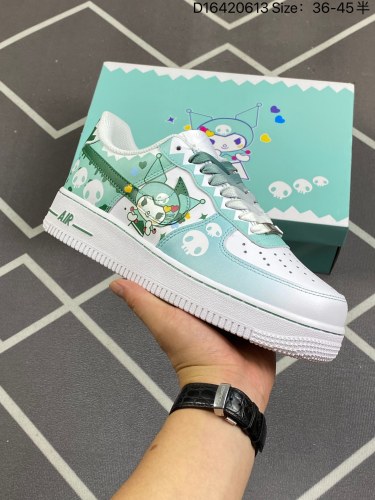 210耐克Nike Air Force 1 Low 空军一号低帮百搭休闲运动板鞋。柔软、弹性十足的缓震性能和出色的中底设计，横跨复古与现代的外型结合，造就出风靡全球三十多年的Force 1。货号：