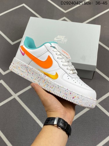 120耐克 Nike Air Force 1 '07 Low 空军一号低帮百搭厚底增高休闲运动板鞋。柔软、弹性十足的缓震性能和出色的中底设计，横跨复古与现代的外型结合，造就出风靡全球三十多年的Fo
