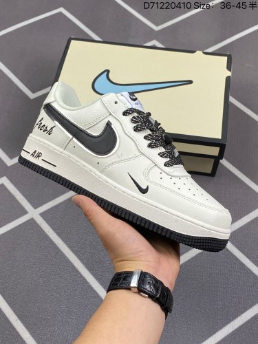 110Nike Air Force 1 Low  空军一号低帮百搭休闲板鞋。柔软、弹性十足的缓震性能和出色的中底设计，横跨复古与现代的外型结合，造就出风靡全球三十多年的Force 1。货号：BM2