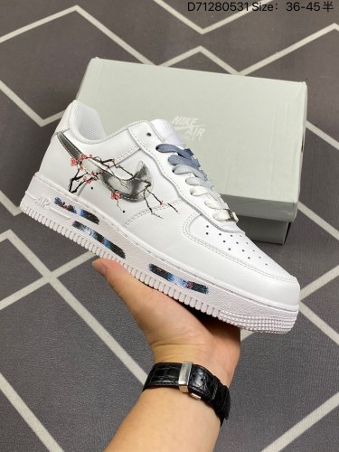 140耐克 Nike Air Force 1 '07 Low 空军一号含气垫 低帮百搭厚底增高休闲运动板鞋。柔软、弹性十足的缓震性能和出色的中底设计，横跨复古与现代的外型结合，造就出风靡全球三十多