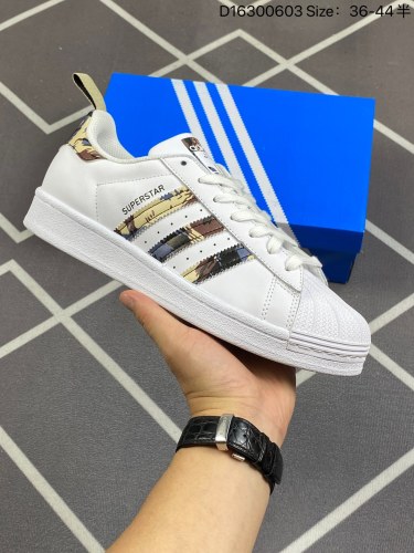150阿迪达斯Adidas Originals Superstar 贝壳头经典百搭休闲运动板鞋 货号：GV9698码数：36 36.5 37 38 38.5 39 40 40.5 41 42 42