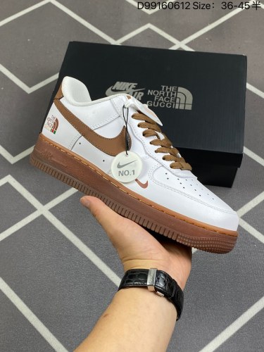 80特价耐克 Nike Air Force 1 '07 Low 空军一号 低帮百搭厚底增高休闲运动板鞋。柔软、弹性十足的缓震性能和出色的中底设计，横跨复古与现代的外型结合，造就出风靡全球三十多年的
