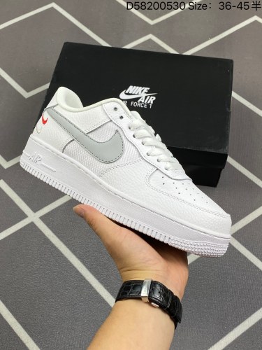 100耐克 Nike Air Force 1 ’07 空军一号 AF 1 低帮 厚底增高百搭 休闲运动板鞋。柔软、弹性十足的缓震性能和出色的中底设计，横跨复古与现代的外型结合，造就出风靡全球三十多