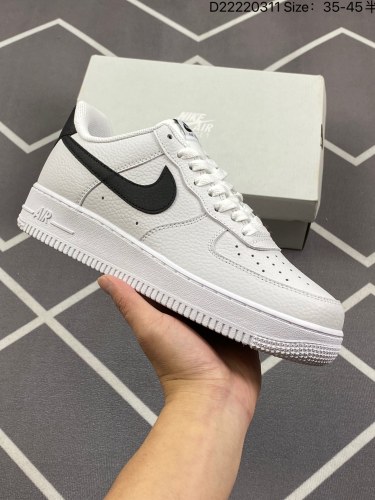 110耐克Nike Air Force 1 Low  空军一号低帮百搭休闲运动板鞋。柔软、弹性十足的缓震性能和出色的中底设计，横跨复古与现代的外型结合，造就出风靡全球三十多年的Force 1。